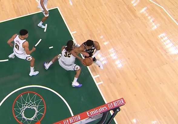 开云体育网址-一般人可扛不住！字母哥低位背打戈登转身用肘被吹进攻犯规