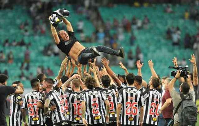 开云体育官网-米涅罗时隔50年巴甲夺冠！山东旧帅抱上海旧将大腿