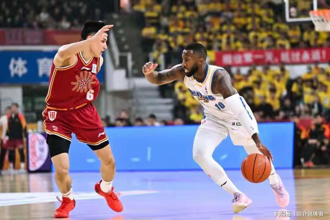 开云体育官网-过分了！顶级强队输球输人，主场球迷向球员吐口水，CBA要重罚